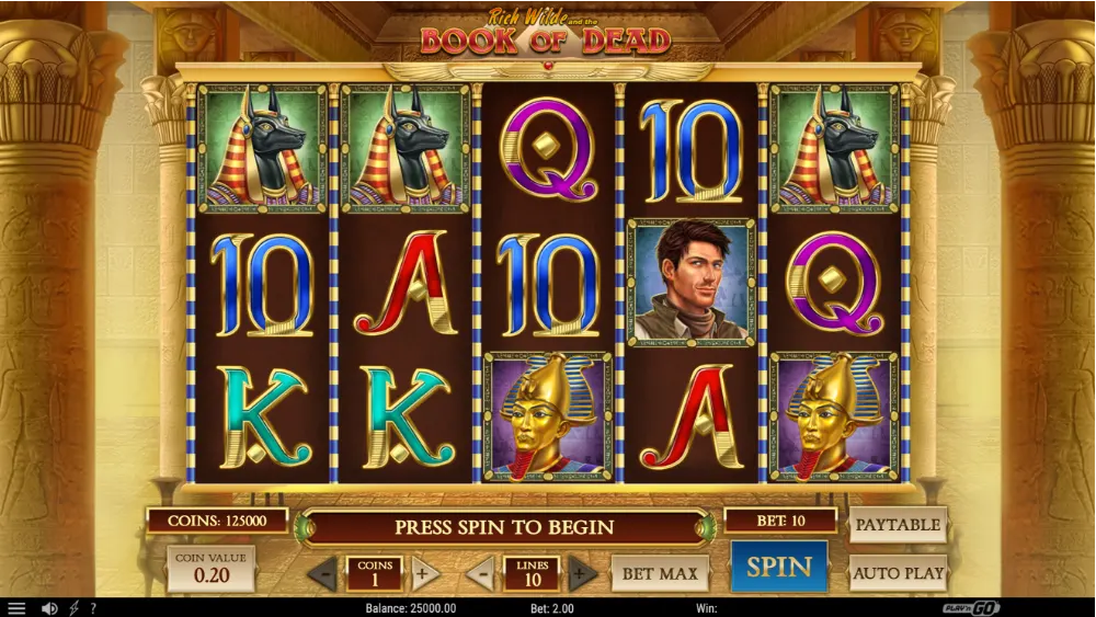 Rich Wilde and the Book of Dead (Play'n GO) online nyerőgép fő képernyője: 5×3-as tárcsák egyiptomi templomi oszlopok és meleg arany fény között; felül középen a játék logója, a tárcsákon Rich Wilde portré, Anubisz-fej, arany fáraó-maszk és stilizált A–K–Q–10 lapérték szimbólumok; alul nagy kék SPIN gomb, „PRESS SPIN TO BEGIN” felirat, érmeérték-, érme- és vonalszám-kijelzők, egyenleg és tét, jobb alsó sarokban Play'n GO jelzés, illusztráció a Kaszinók24 Book of Dead szakértői értékeléséhez.