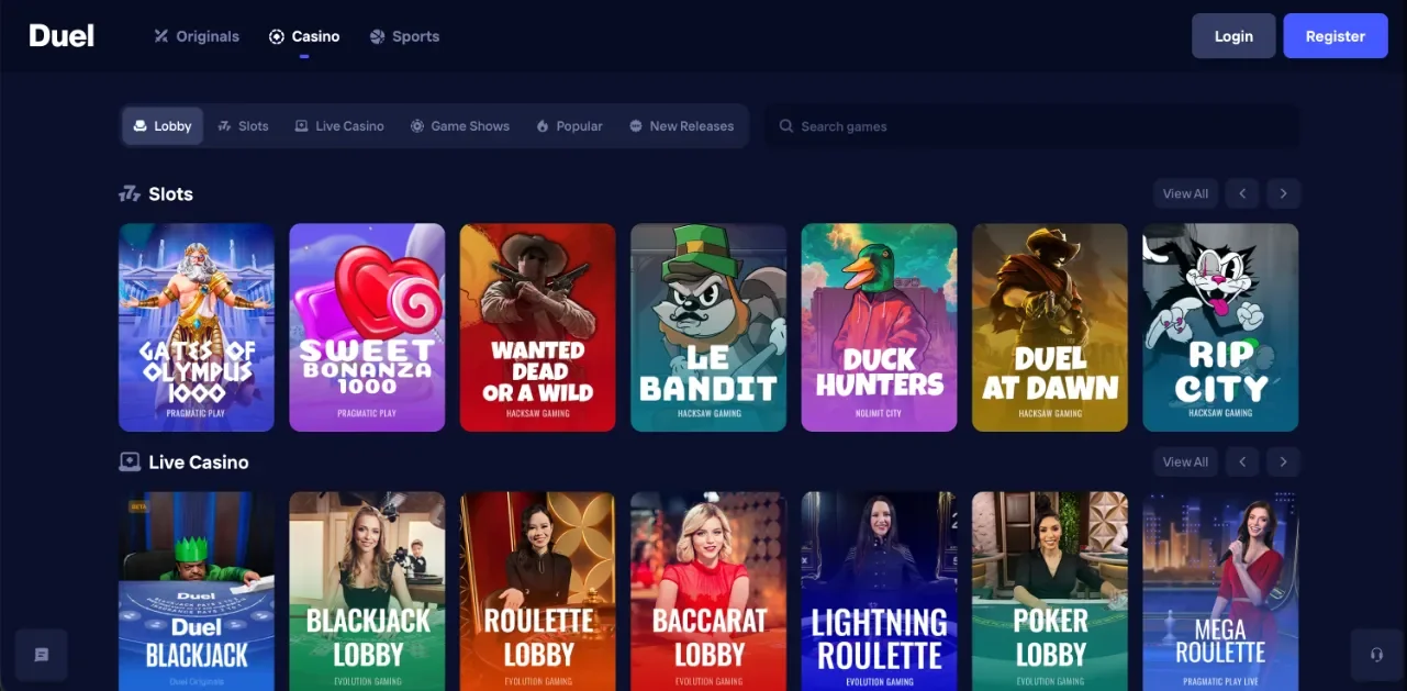 Duel Casino webes kezdőképernyő pillanatképe a Kaszinók24 főoldali 10. hely értékeléshez: Originals / Casino / Sports menü kijelölt Casino füllel, Lobby / Slots / Live Casino / Game Shows / Popular / New fülek, Search games mező, Slots rács (Gates of Olympus 1000, Sweet Bonanza 1000, Wanted Dead or a Wild stb.), Live Casino sor (Duel Blackjack, Evolution lobby asztalok), Login és kék Register, mély tengerészkék sötét UI (szerkesztőségi illusztráció, 2026).