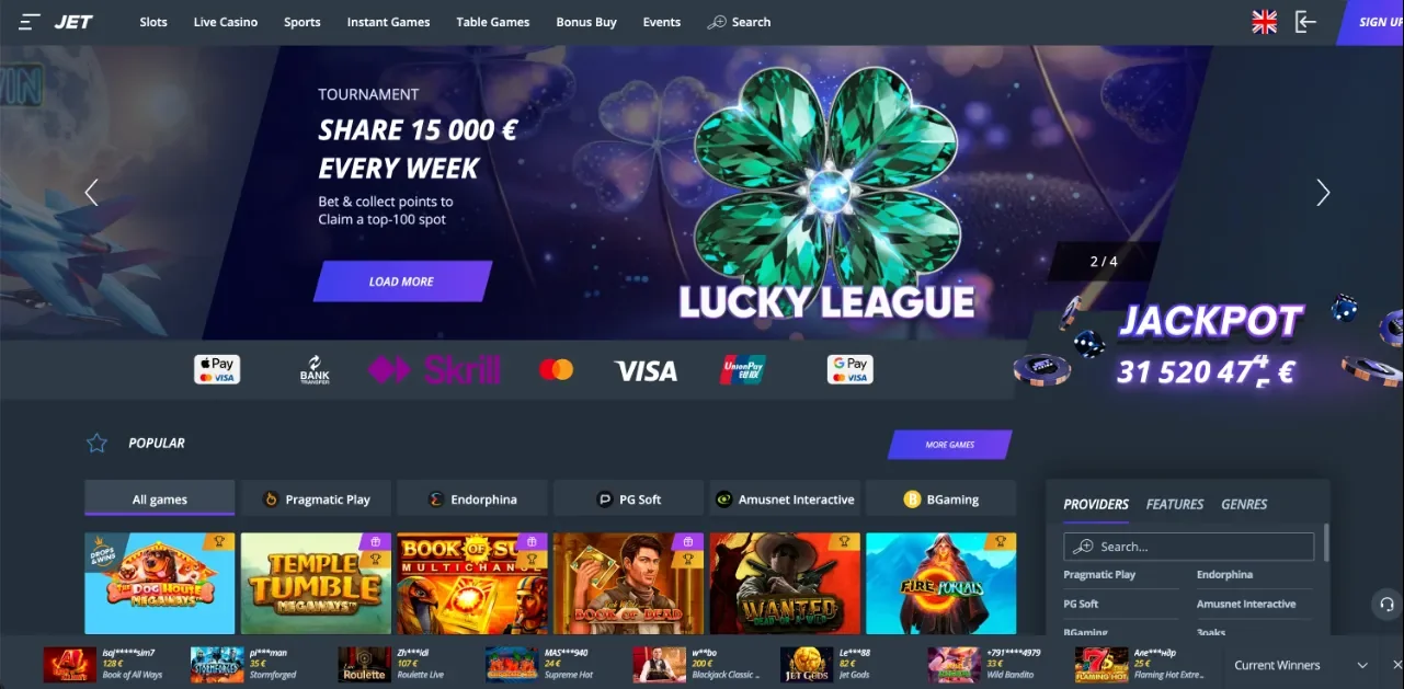 Jet Casino webes kezdőképernyő pillanatképe a Kaszinók24 főoldali 4. hely értékeléshez: Lucky League heti 15 000 € tornaszalag smaragd lóhere grafikával és Load More gombbal, JACKPOT számláló euróban, Apple Pay, Mastercard, Visa, Skrill, UnionPay és Google Pay logók, népszerű nyerőgépek (Book of Dead, Dog House…) és Current Winners sáv, lila-kék sötét UI (szerkesztőségi illusztráció, 2026).