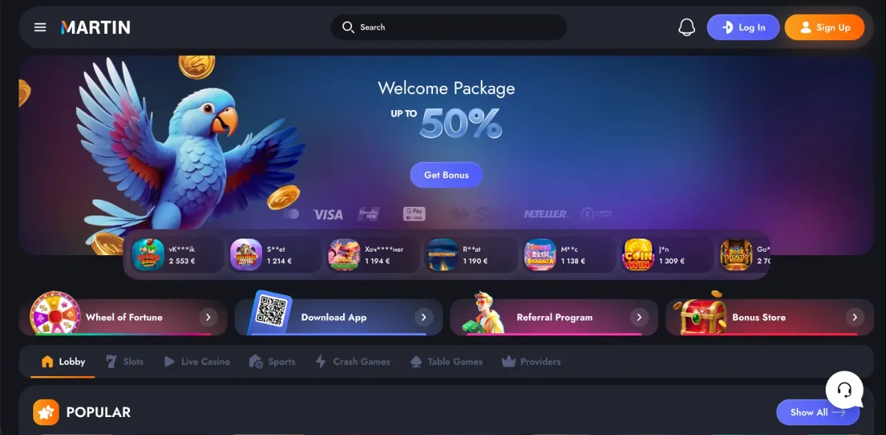 Martin Casino webes kezdőképernyő pillanatképe a Kaszinók24 főoldali 9. hely értékeléshez: Welcome Package „UP TO 50%” bannere kék papagájjal és Get Bonus gombbal, Visa / UnionPay / Google Pay / Skrill / Neteller logók, nyertesek ticker, Wheel of Fortune / Download App / Referral Program / Bonus Store kártyák, Lobby / Slots / Live Casino / Sports menü és Popular játékszekció, kék lila sötét téma (szerkesztőségi illusztráció, 2026).