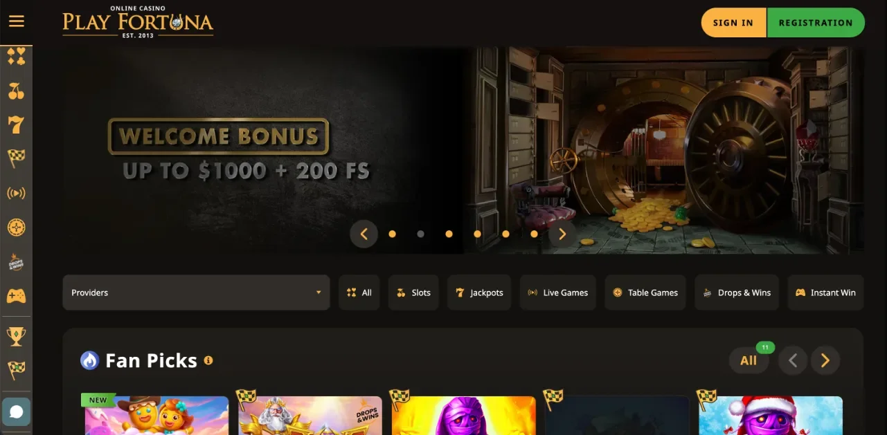 Play Fortuna webes kezdőképernyő pillanatképe a Kaszinók24 főoldali 6. hely értékeléshez: üdvözlő bónusz bannere „WELCOME BONUS UP TO $1000 + 200 FS” szöveggel, nyitott széfajtó és aranyérmék grafikával, PLAY FORTUNA logó EST 2013 felirattal, SIGN IN / REGISTRATION gombok, bal oldali ikonos oldalsáv, Providers és kategória szűrők (All, Slots, Jackpots, Live Games), Fan Picks játékrács Drops & Wins jelvényekkel, sötét arany és zöld kiemelések (szerkesztőségi illusztráció, 2026).