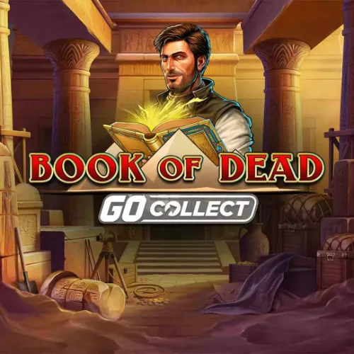 Book of Dead (Play'n GO) hivatalos játéklogó: Rich Wilde felfedező sötét mellényben és világos ingben mosolyogva tart egy díszes, ragyogó arany könyvet egyiptomi sírkamrában; középen nagy piros-arany keretes „BOOK OF DEAD” cím, alatta fehér–szürke „GO COLLECT” jelvény dőlt betűkkel és kis lófej ikonnal; háttérben három piramis sziluett, faragott oszlopok, kőlépcső a mélybe; előtérben ásó, állvány, ládák, feltekert szőnyeg és szórt aranyérmék, meleg arany fényben; illusztráció a Kaszinók24 Book of Dead slot-értékeléséhez.