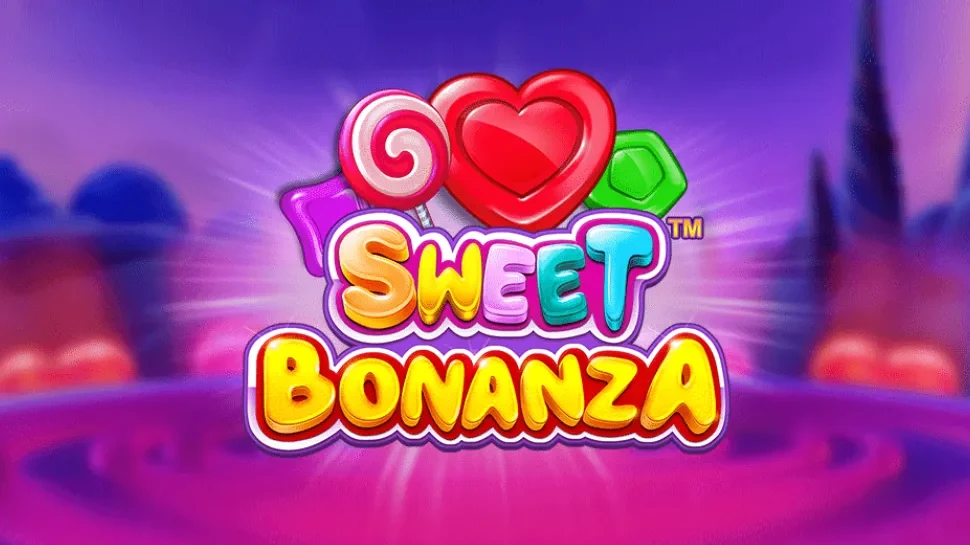Sweet Bonanza (Pragmatic Play) promógrafika: színes 3D „SWEET” és sárga-piros „BONANZA” logó cukorkákkal a tetején, piros szív, rózsaszín-fehér csavart nyalóka és zöld kockacukor; elmosódott lila–magenta édes-hátország és fehér fénykorona, illusztráció a Kaszinók24 Top 5 nyerőgép kártyához.