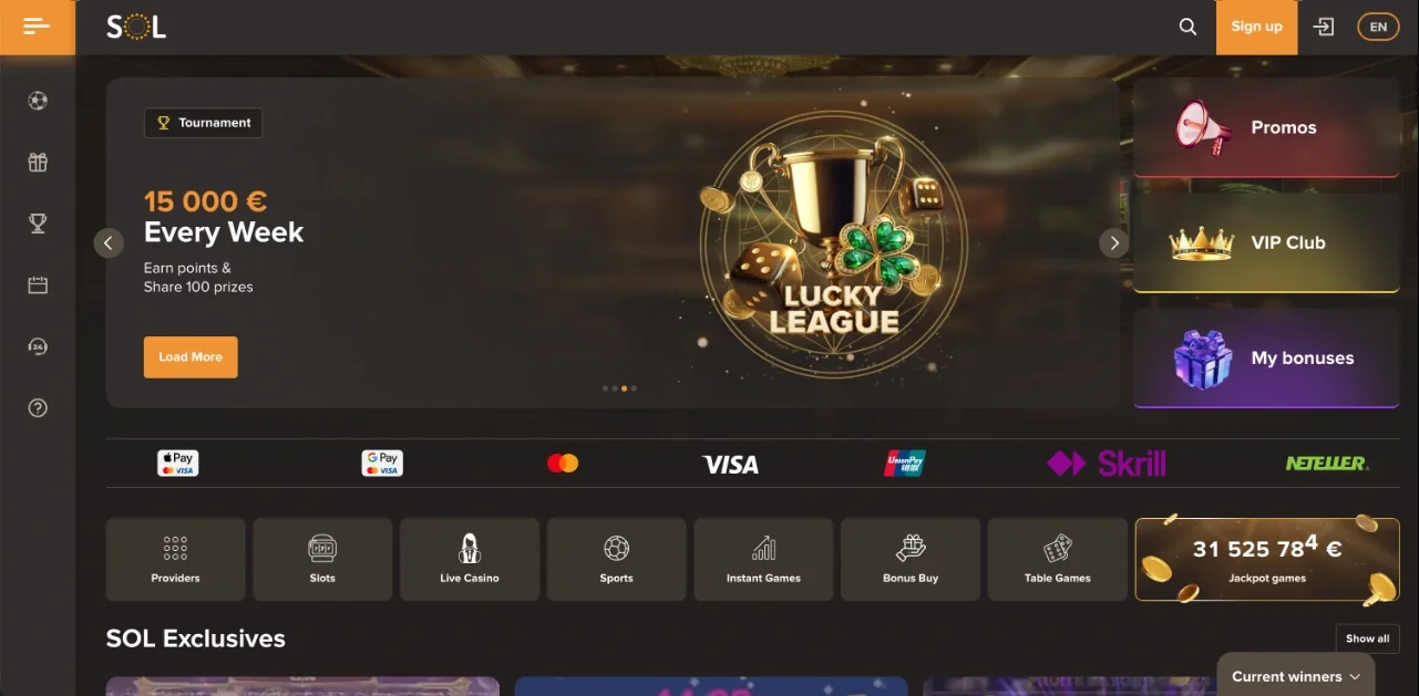 Sol Casino webes kezdőképernyő pillanatképe a Kaszinók24 főoldali 2. hely értékeléshez: Lucky League heti 15 000 € promóció narancs Load More gombbal, Promos / VIP Club / My bonuses kártyák, Apple Pay, Google Pay, Visa, Mastercard, Skrill és Neteller logók, élő jackpot összeg, Slots és Live Casino kategória ikonok, sötét UI narancs kiemelésekkel (szerkesztőségi illusztráció, 2026).