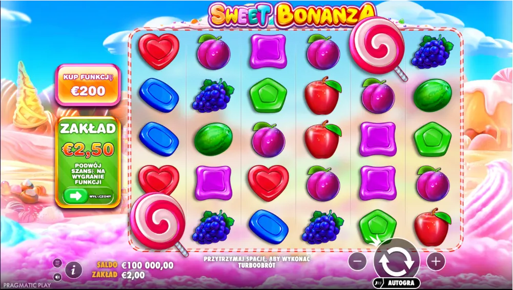 Sweet Bonanza (Pragmatic Play) online nyerőgép játék képernyője: 6×5-ös zuhanós rácson színes cukorkák (piros szív, lila négyzet, zöld ötszög, kék gyémánt), gyümölcs szimbólumok (alma, szilva, görögdinnye, szőlőfürt), rózsaszín-fehér csavart nyalóka scatterek és felül középen Sweet Bonanza logó; pasztell Candyland háttér vattacukor felhőkkel és óriás édességekkel; bal oldalon funkcióvásárlás gomb eurós árral és zöld tétpanel kapcsolóval a dupla esély opcióhoz; az alsó sávban a képen lengyel nyelvű menük és eurós egyenleg/tét kijelzők, középen turbó pörgetésre figyelmeztető szöveg, jobbra nagy kör pörgető gomb, ± tétgombok és automata játék; bal alsó sarokban Pragmatic Play logó, illusztráció a Kaszinók24 Sweet Bonanza szakértői értékeléséhez.
